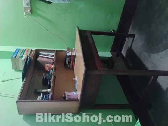 একটি পড়ার টেবিল